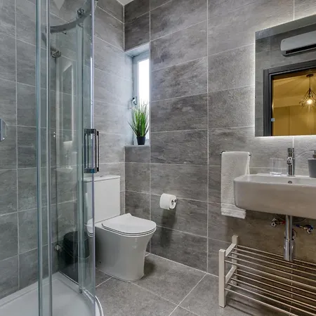 Appartement A Beautiful Just Off The Promenade By 360 Estates *