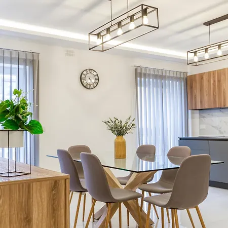 A Beautiful Just Off The Promenade By 360 Estates *