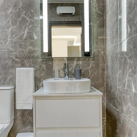 A Beautiful Just Off The Promenade By 360 Estates Apartment *