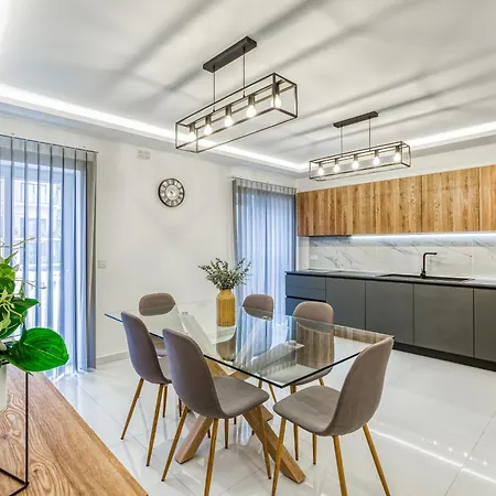 A Beautiful Just Off The Promenade By 360 Estates *