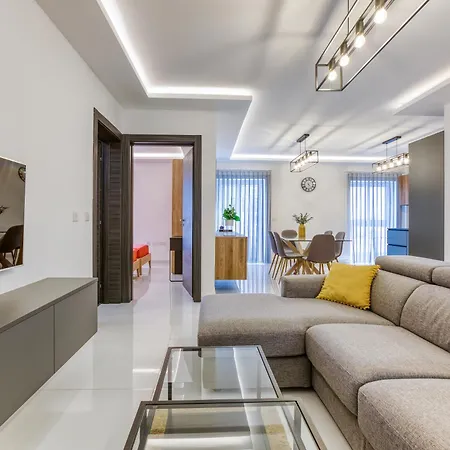 A Beautiful Just Off The Promenade By 360 Estates * Sliema