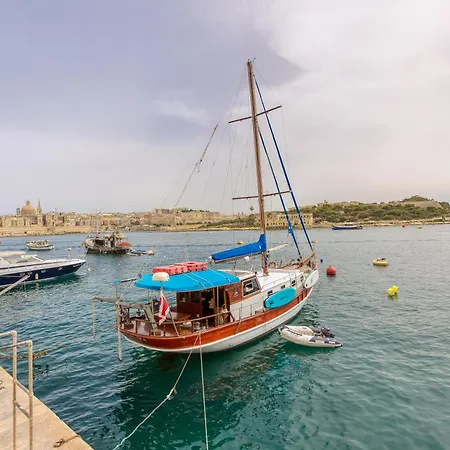 A Beautiful Just Off The Promenade By 360 Estates * Sliema